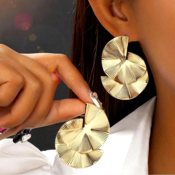 These Earrings Crafted In A Beautiful Gold Tone Boast A Stunning Double-Layer Clam Style Design With A Post For Easy And Secure Wear. Add These To Your Jewelry Collection For A Truly Luxurious Look! Chic Metal Wrap Earrings For Party, Chic Party Wrap Earrings In Metal, Gold Metal Wrap Earrings For Party, Chic Metal Wrap Earrings For Pierced Ears, Metal Wrap Drop Earrings For Party, Gold Drop Earrings For Party, Gold Dangle Wrap Earrings For Party, Gold Drop Wrap Earrings For Party, Chic Metal Wrap Earrings As Gift