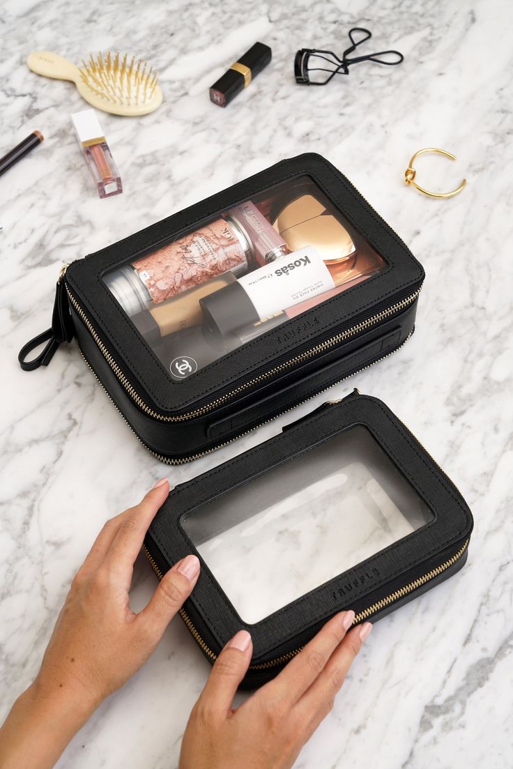 Travel Makeup Essentials, Makeup Pouches, Alat Makeup, Clear Makeup Bags, Sacs Design, Makeup Haul, Makeup Travel Case, Perfect Makeup, Makeup Bags Travel