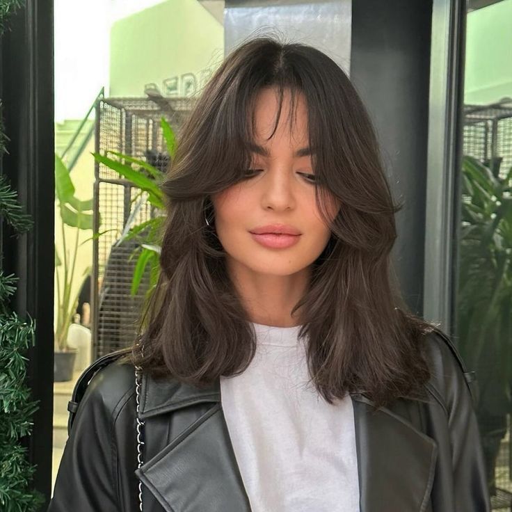 Rambut Brunette, Haircuts For Medium Length Hair, Layered Haircuts For Medium Hair, Bangs With Medium Hair, Vlasové Trendy, Hairstyles For Layered Hair, Haircuts For Medium Hair, Haircuts Straight Hair, Penteado Cabelo Curto