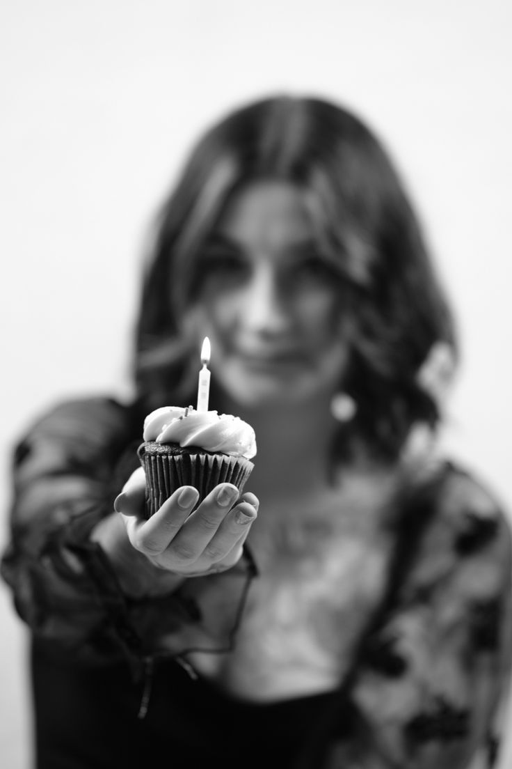 Black and white photo of a woman holding a cupcake Portrait Birthday Photography, Birthday Cupcake Photoshoot, Cupcake Birthday Photoshoot, Birthday Portrait Photography, Cupcake Photoshoot, Black Photoshoot, Birthday Inspo, Photoshoot Studio, Best Friend Photoshoot