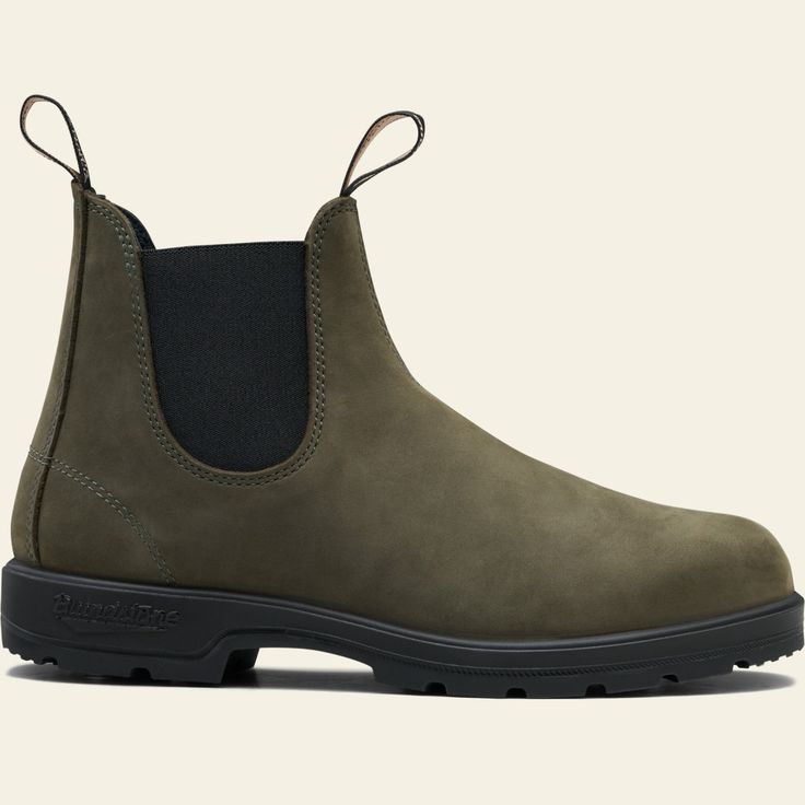 An ode to the Tasmanian landscape, the #2442 in forest green has shock absorbing XRD® Technology in the heel and the EVA footbed. Green Blundstone, Blundstone 585, Leather Chelsea Boots Women, Blundstone Women, Womens Casual Boots, Blundstone Boots, Mens Boots Casual, Side Zip Boots, Chelsea Boots Women