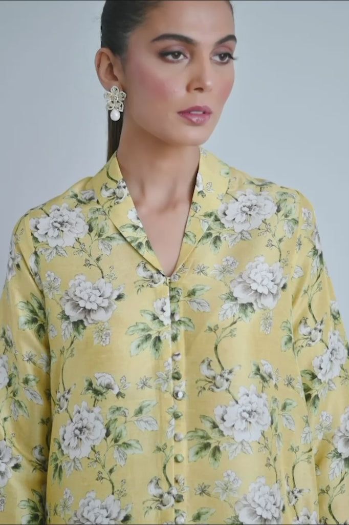 Pakistani Collar Neck Design, Chic Summer Sets With Set-in Sleeves, Summer Silk Daywear Sets, Summer Silk Sets For Daywear, Silk Summer Sets For Daywear, Summer Floral Print Daywear Sets, Yellow V-neck Sets For Summer, Yellow Silk Set For Summer, Silk Summer Sets With Printed Motifs