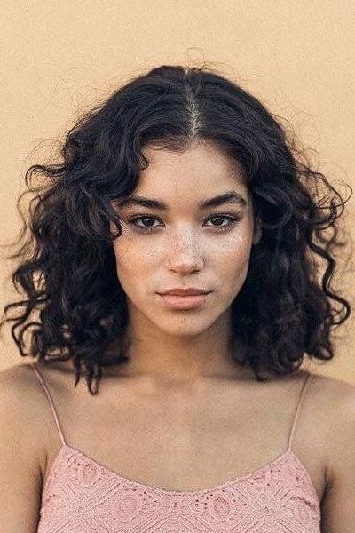 These Shoulder-Length Bobs Are The Perfect Length: Carefree Curls Haircuts For Frizzy Hair, Curly Hair Photos, Short Curly Haircuts, Haircuts For Curly Hair, Penteado Cabelo Curto, Curly Hair Cuts, Hair Photo, Grunge Hair, Short Curly Hair