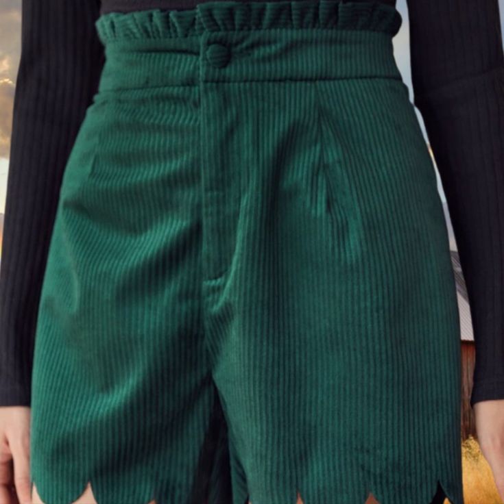 Hunter Green Shorts Fall High-waisted Shorts For Day Out, High-waisted Shorts For Fall Day Out, Green High-waisted Shorts, Green Fall Shorts, Trendy Green Shorts For Fall, Fitted Green Shorts For Fall, Green High Waist Shorts For Fall, Green Short Pants For Spring, High Waist Green Shorts For Fall