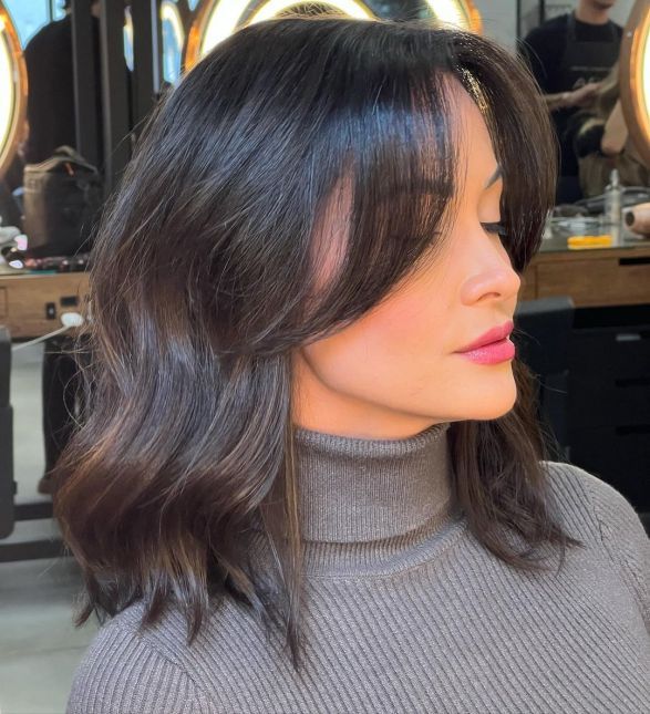 Haircuts Bangs Medium, Shoulder Length Bob Haircut With Bangs, Bangs On Medium Length Hair, Short Layered Brown Hair, Collarbone Haircut With Layers, Short Brown Hair Bangs, Collar Bone Length Hair With Bangs, Shoulder Length Hair With Side Bangs, Shoulder Length Hair Cuts With Layers Bangs