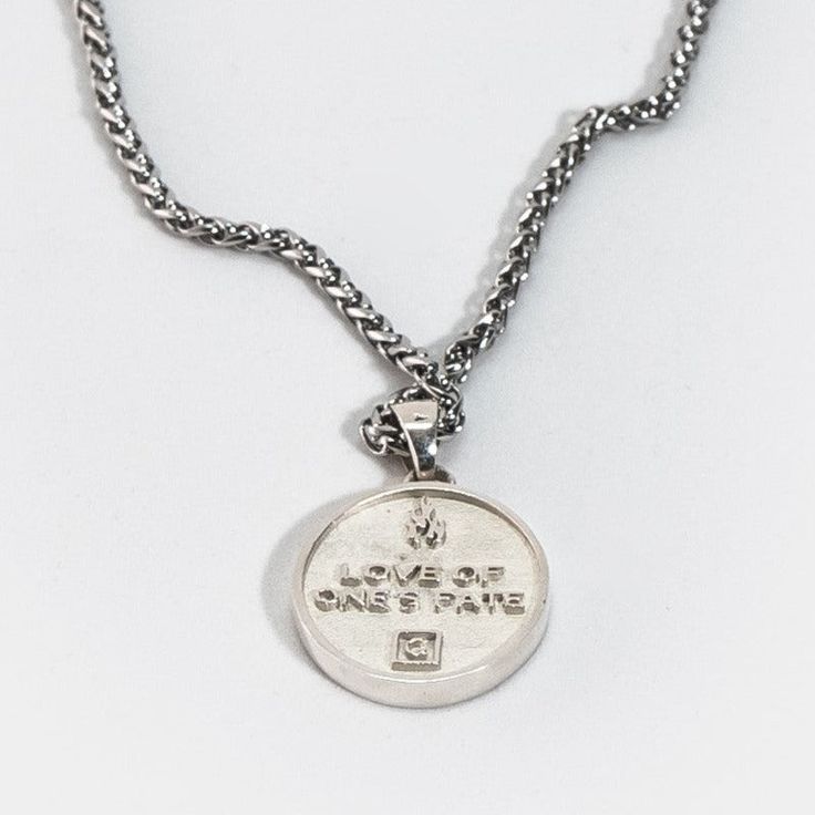 Este collar de Amor Fati es el regalo perfecto para él y ella en cualquier época del año.
 
Hecho a mano
Altura del colgante: 2.5 centímetros
Ancho colgante: 2.5 centímetros


Descubra el significado profundo de Amor Fati con nuestro collar hecho a mano inspirado en esta poderosa filosofía. Este collar hecho a mano te invita a abrazar el amor y la aceptación incondicional de tu destino, creando una conexión espiritual y motivadora que te recuerda que cada experiencia en tu vida tiene un propósito divino.

Amor Fati, que significa "amor por el destino" en el latín, nos enseña a abrazar todas las facetas de nuestra existencia y encontrar belleza en cada momento, tanto en felicidad como en desafíos. Nuestro collar es un recordatorio constante de que el amor y la aceptación son las claves para Silver Personalized Chain Necklace, Stainless Steel Necklace With Adjustable Chain For Personalized Gift, Personalized Silver Minimalist Chain Necklace, Personalized Silver Chain Necklace For Everyday, Personalized Stainless Steel Necklace With Adjustable Chain, Personalized Gift Stainless Steel Necklace With Adjustable Chain, Silver Personalized Chain Necklace With Round Pendant, Sterling Silver Necklaces With Adjustable Chain For Everyday, Personalized Silver Chain Necklace With Round Pendant