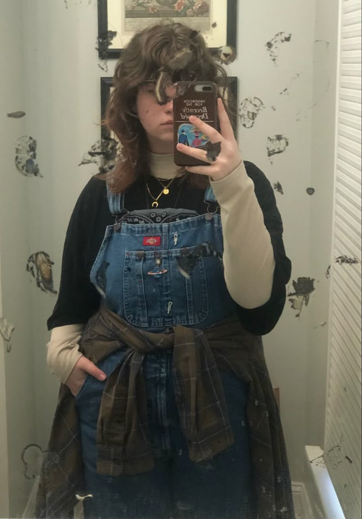 Overalls Midsize, Midsize Overalls, Crowcore Fashion, High School Fashion, Estilo Hippy, Overall Outfit, Overalls Outfit, Midsize Fashion, Earthy Outfits