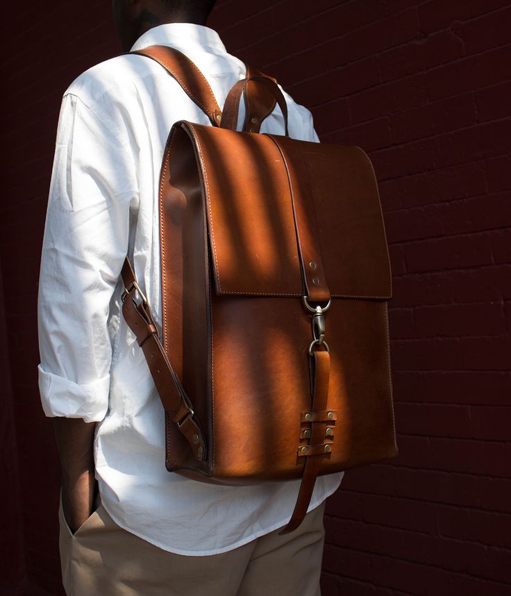 Leatherworking Ideas, Men's Backpacks, Suede Backpack, Purse Trends, Brown Leather Backpack, Retro Pin Up, Leather Rucksack, Leather Backpacks, Back Bag