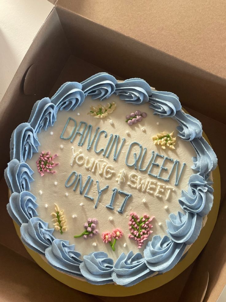 a cake in a box with the words dancin queen on it's frosting