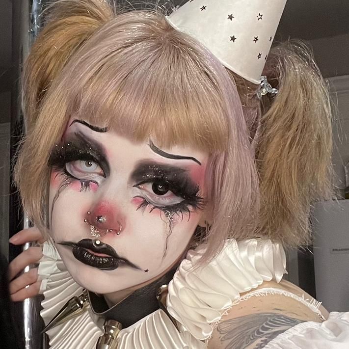 Clown Like Makeup, Mad Clown Makeup, Clown Girl Makeup Halloween, Dark Clown Aesthetic Outfit, Yeahimcaroline Makeup, Scary Cute Clown Makeup, Scary Female Clown Makeup, Caroline Carr Outfits, Clown Jester Makeup