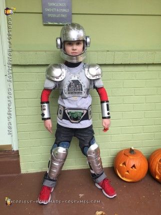 Robot Costume Diy, Robot Halloween Costume, Homemade Robot, Robot Costume, Space Costumes, Robot Costumes, Robot Party, Homemade Costume, Clever Halloween Costumes