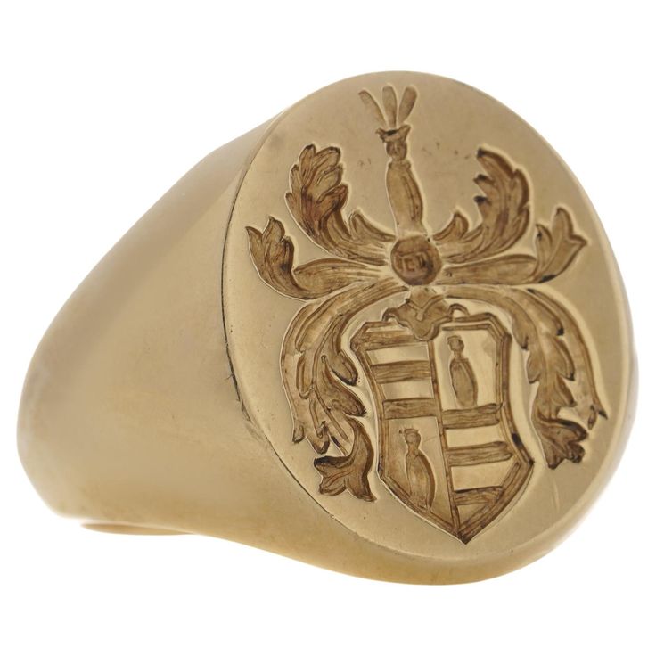 Vintage 18kt. yellow gold signet ring with a coat of arms. Made in England, London, 1991 Fully hallmarked. Maker: W&G Dimensions - Ring Size: 2.2 x 2.1 x 1.6 cm Finger Size (UK) = J (EU) = 50 (US) = 5 Weight: 13.7 grams Condition: Pre-owned, minor signs of usage and age, good condition overall. Luxury Victorian Gold Signet Ring, Classic Polished Signet Ring For Commemoration, Classic Engraved Signet Ring For Commemoration, Heirloom Engraved Signet Ring For Commemoration, Classic Signet Ring With Engraving For Commemoration, Antique Gold Signet Ring For Commemoration, Gold Antique Signet Ring For Commemoration, Luxury Engraved Signet Ring Collectible, Heirloom Round Signet Ring For Commemoration