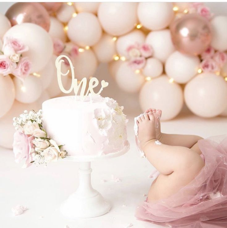 Smash Cake Girl 1st Birthday, Birthday Photoshoot Cake, 19 Cake, Cake Smash Ideas, Cake Smash Theme, Baby Birthday Photoshoot, Balloons Photography, 1st Birthday Girl Decorations, 1st Birthday Party For Girls