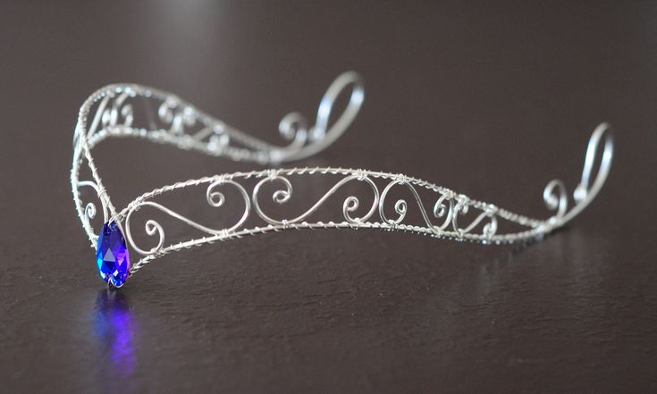 Handmade elven tiara, perfect for Celtic wedding, fairies cosplayers and themed events! Created with scratch-resistant and stainless silver-plated copper wire. Very simple tiara but impressive. Perfect to combine with any type of elf ears. It is also possible to combine a cord for closing the desired material and color. Each of my creations is UNIQUE, as every single object is conceived, designed, created and hand-crafted by me! The shipment is made by express courier for Italy, and by internati Simple Tiara, Elf Tiara, Elven Tiara, Handmade Tiaras, Hair Accessories Pins, Elven Jewelry, Bijoux Fil Aluminium, Silver Tiara, Elf Ears