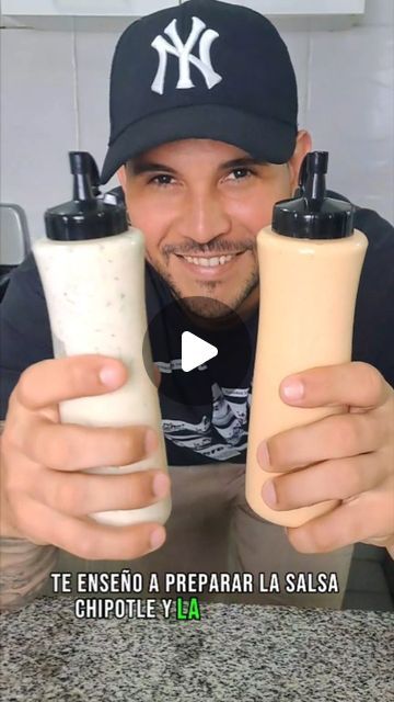 a man holding two bottles in front of his face with the caption'te enseno a preparar la sala chipotie y al ya