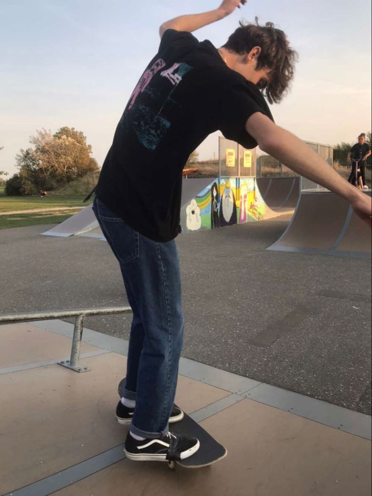 skinny white skater boi with curly brown hair and baggy jeans make this viral xx White Skater Boys, Skater Boy Aesthetic, Skater Guy, Boys Aesthetic Outfits, Skater Boy Outfits, Sk8er Boi, Aesthetic Skater, Msa Characters