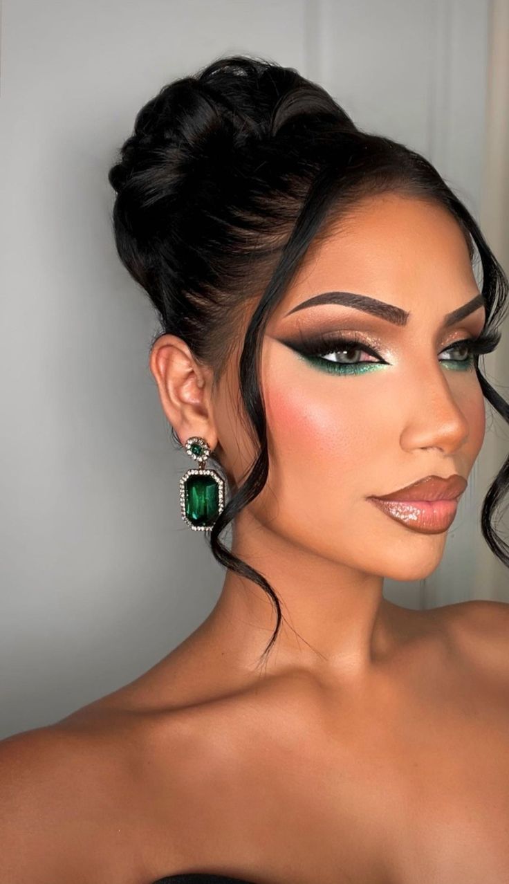 Machiaj Smokey Eyes, Green Dress Makeup, Competition Makeup, Prom Eyes, Maquillage Yeux Cut Crease, Date Night Makeup, Prom Eye Makeup, Mode Editorials, Prom Makeup Looks