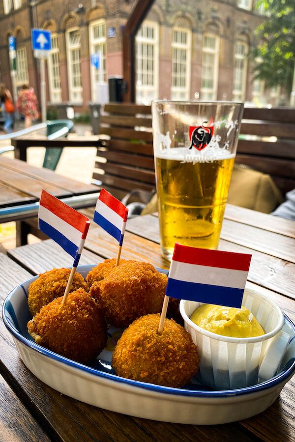 Bitterballen with Dutch Flag and a Beer - 16 Best Amsterdam Food You Need to Have Amsterdam Street Food, Dutch Aesthetic, Amsterdam With Kids, Netherlands Trip, Amsterdam Restaurants, Amsterdam Aesthetic, Netherlands Food, Amsterdam Trip, Europe Food