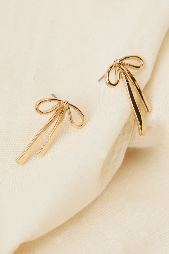 These charming studs feature a delightful bow detail that adds a touch of playful elegance to any outfit. Whether you're dressing up for a special occasion or adding a whimsical twist to your daily look, these earrings are the perfect choice for effortless chic. Bow Gold Earrings, Feminine Bow Earrings For Formal Occasions, Feminine Formal Bow Earrings, Formal Feminine Bow Earrings, Cute Bow Earrings For Wedding, Chic Jewelry With Butterfly Knot For Parties, Chic Party Jewelry With Butterfly Knot, Chic Bow Drop Earrings, Chic Gold Earrings With Bow