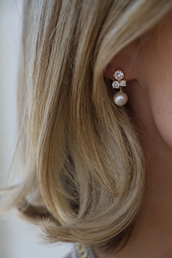 DAHLIA STUD EARRINGS Big Gold Wedding Earrings, Dainty Gold Pearl Earrings, Dangly Earrings Wedding, Hair Down Wedding Earrings, Bridal Earings Idea, Maid Of Honor Earrings, Simple Bridesmaid Earrings, Gold Earrings With Pearls, Earring Studs Gold