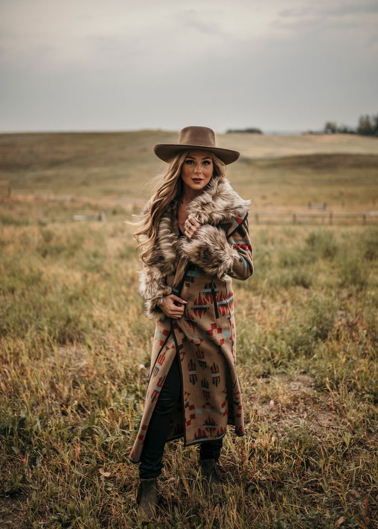 Gypsycore Fashion, Cold Winter Outfits Aesthetic, Western Winter Fashion, Yellowstone Outfits, New York Winter Fashion, Cold Winter Outfits, Cowgirl Photoshoot, Western Sweaters, Rustic Outfits