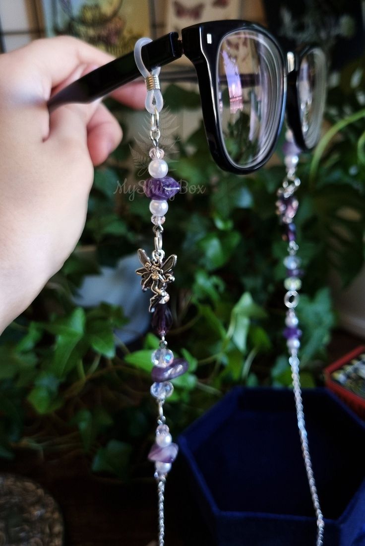 FAIRYBABE Crystal eyeglass chain/sunglass chain/mask chain holder with amethyst quartz crystals, crystal beads, and imitation pearls handmade by MyShinyBox. The perfect gift for the crystal/gem lover in your life! This eyeglass chain might be slightly heavy than regular chains because of some stone beads and crystals. Actual colors of any item or chains may slightly differ from screen to screen due to the screen resolution. I take our pictures in natural light during the day. These earrings can Eyeglasses Chain Diy, Eye Glass Chains Handmade, Glasses Accessories Chain, Diy Jewelry Grunge, Beads Accessories Ideas, Eyeglass Chain Diy, Glasses Chain Diy, Glasses Chain Aesthetic, Diy Glasses Chain