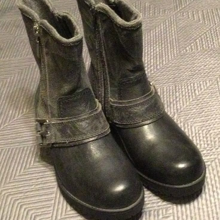 Clarks Size 6 W Black Leather Boots For Women With Dual Zip Closure For Quick And Easy On And Off, Soft Cushion And Silver Tone Hardware. Condition Is Pristine. Never Warned. Nwot Leather Boots For Women, Blue Suede Boots, Buffalo Boots, Clarks Women, Slouchy Boots, Tall Riding Boots, Winter Ankle Boots, Winter Outfit Inspiration, Slip On Boots