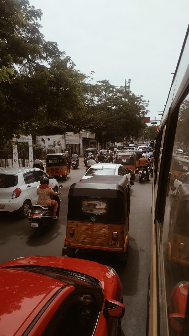 #chennai #chennaiaesthetics #madras #madrasaesthetics #random #randomaesthetics #aesthetic #aesthetics #trafficaesthetics Indian Road Aesthetic, Iit Madras Aesthetic, Indian Roads Photography, Chennai Aesthetic Pictures, Chennai Snapchat Stories, Road Aesthetic Pictures, Indian City Aesthetic, Madras Aesthetic, Chennai City Photography