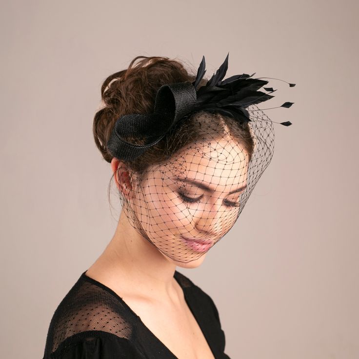 This modern feather fascinator is adorned with hand-shaped feathers that delicately frame the face, whether you wear it at a jaunty angle or to the side of your head. It can be very effective in adding height. The black birdcage is a modern twist on vintage glamour.  Minimalist charm, feather-light comfort, and versatility of this headpiece make it a great accessory for brides and wedding attendees alike. The veil and fascinator are detachable, you can wear the complete headpiece for a classic a Modern Veil, Black Hair Pieces, Horse Hair Braiding, Festival Headpiece, Fascinator Wedding, British Wedding, Glamour Vintage, Black Fascinator, Birdcage Veil