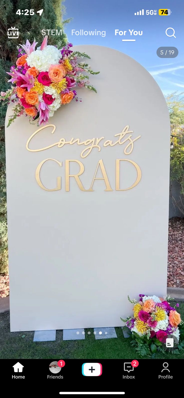 a sign that says congratulations grad with flowers on it