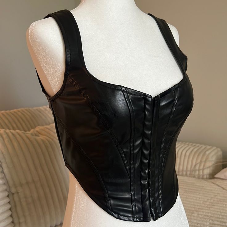 Beautiful Soft Leather Crop With Corset-Like Detailing In Front As Well As Hook Details (Front); Can Be Worn With W/O Bra Leather Crop Top Outfit, Lady Adventurer, Valkyrie Costume, Y2k Corset Top, Leather Halter Top, Leather Corset Top, Black Leather Corset, Bra Outfit, Gothic Tops