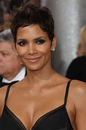 Hairstyle Tips for Diamond Face Shape — Radiant Image Halle Berry Makeup, Halle Berry Haircut, Halle Berry Short Hair, Hallie Berry, Halle Berry Pixie, Halle Berry Hairstyles, Hally Berry, Halle Berry Style, Hairstyle Tips