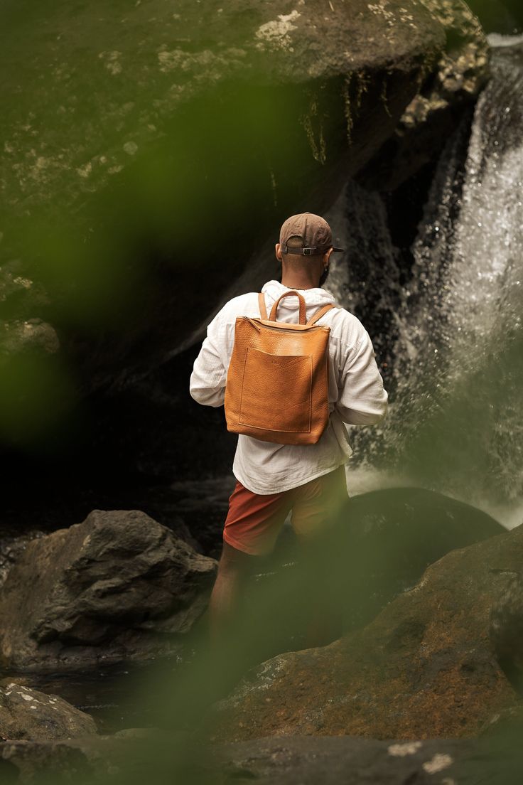 DESCRIPTION Convertible leather backpack. It can be transformed into a satchel-tote by switching the leather straps between positions. It features an unlined interior with a bronze top metal zip, an open internal pocket, an open external pocket in the front, and an external zipper pocket at the back. https://www.etsy.com/shop/SomosCasia DIMENSIONS -It can fit up to a 15" laptop. -Height: 15.7"/40cm -Width (on top): 11"/ 28 cm -Depth: 4.7" / 12 cm -Length of Straps: 28" / 72 cm DETAILS Made with full-grain vegetable-tanned leather dyed using natural pigments to ensure that our products are environmentally friendly. Our leathers are achieved naturally, and they are not painted nor has any industrial process been applied to them to neutralize their marks. The color may vary slightly from batc Rectangular Leather Travel Backpack, Leather Strap Satchel Backpack For Daily Use, Everyday Leather Rectangular Backpack, Leather Backpack With Leather Handles For Everyday, Minimalist Leather Backpack With Adjustable Strap For Everyday Use, Leather Strap Travel Backpack, Minimalist Leather Backpack With Adjustable Strap, Everyday Leather Backpack With Rectangular Shape, Everyday Leather Backpack With Leather Handles