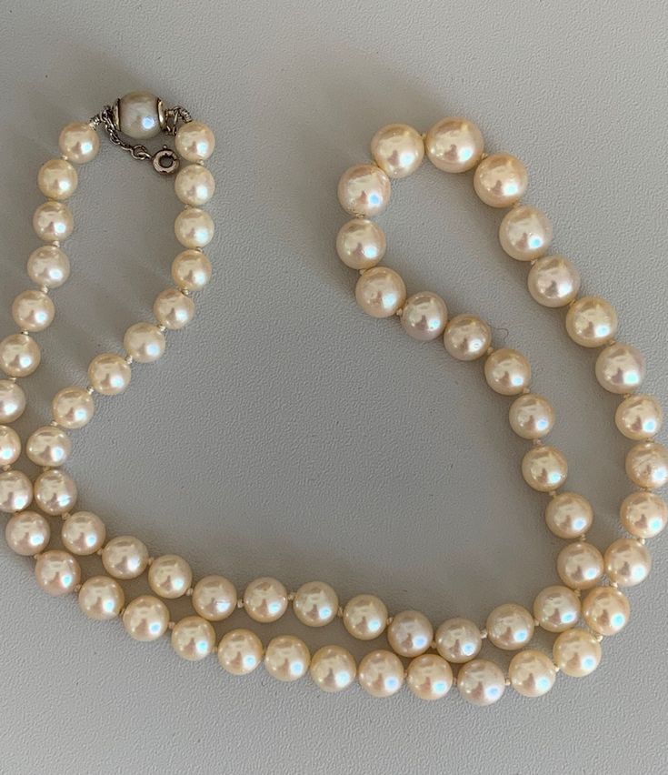 Falling Akoya cultured pearl necklace. White gold (18k) clasp made of a pearl. Pearl diameter: approximately 8 to 5 mm. Safety chain. Length: 53cm Gross Weight: 30.90 g Further information : We issue an invoice as well as a certificate of authenticity established by our qualified gemologist (LFG Paris). Our photos are not reworked and are taken in a natural light environment. We can send you a short video upon simple request. Each piece of jewelry is delivered in a box. Each shipment is made wit Vintage Gold Akoya Pearl Necklace, Formal Double Strand Pearl Necklace With Pendant, Vintage Akoya Pearl Necklace For Formal Occasions, Double Strand Pearl Necklace For Formal Occasions, Formal Double Strand Pearl Necklace, Formal Vintage Akoya Pearl Necklace, Classic Double Strand Pearl Pendant Necklace, Classic Double Strand Necklace With Pearl Pendant, Classic Double Strand Pearl Necklace With Pendant