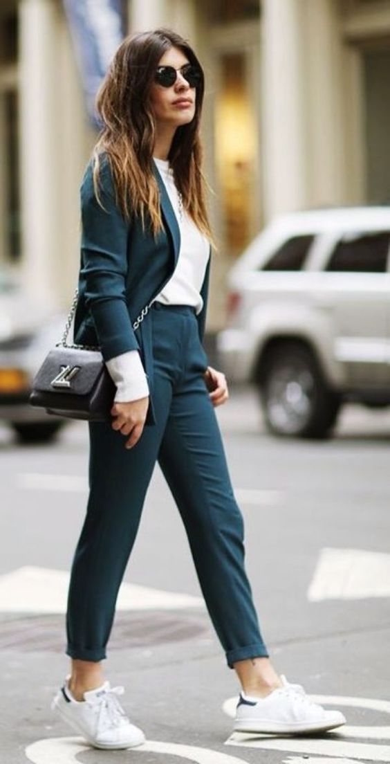 En Mujer de 10, te decimos como puedes estar cómoda toda la noche estos son 10 #outfits con #tenis para salir en la noche, te van a fascinar #Outfitscasualestenis Creative Work Outfit, Style Casual Chic, Athleisure Trend, Look Formal, Summer Work Outfits, Business Outfit, Casual Work Outfits, Sporty Chic, Work Outfits Women