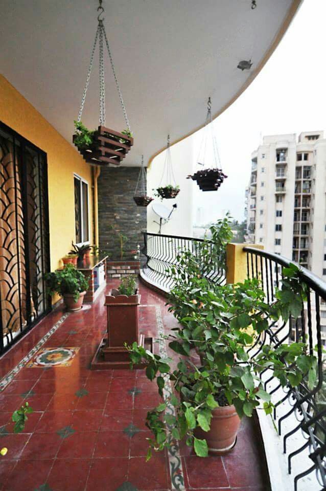 Modern curved aluminum black balcony grill design and plants decoration ideas Balcony Tiles, Outdoor Patio Ideas Backyards, Backyard Patio Furniture, Pergola Carport, House With Balcony, Balcony Grill, Balcony Grill Design, Small Balcony Garden, Balcony Railing Design