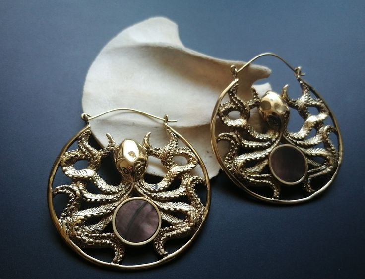 🔸Beautiful and original Octopus hoop earrings made in brass metal and mop shell 🔸Dimensions ▪️Length: 6.5 centimeters ▪️Width: 5.5 centimeters ▪️Weight: 20 grams each 🔸Original design, handmade Electroformed Brass Hoop Earrings, Unique Brass Hoop Earrings As Gift, Gold Electroformed Hoop Earrings, Unique Brass Hoop Earrings For Gifts, Gold Electroformed Brass Hoop Earrings, Unique Round Brass Plug Earrings, Gold Oxidized Finish Hoop Earrings For Gift, Handmade Symbolic Brass Hoop Earrings, Brass Jewelry