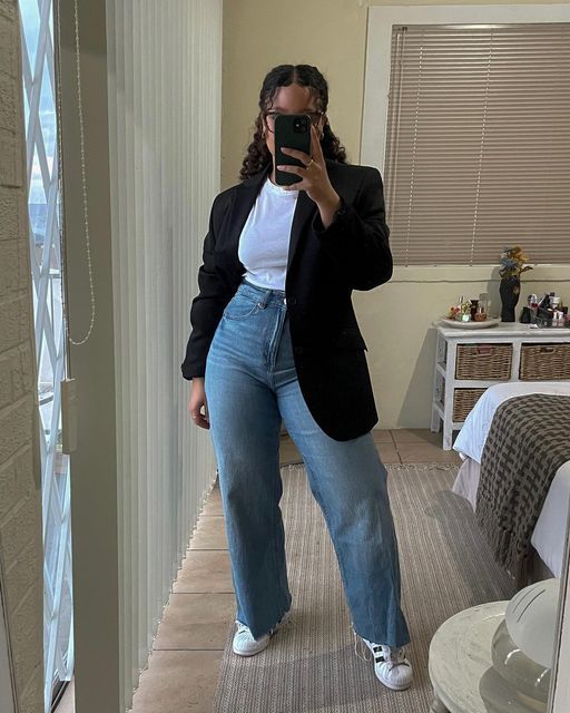 Trousers With Slits Outfit, Casual Outfits 60 Degrees, Button Up Shirt With Sneakers Women, Casual Outfits Black Women Winter, Black Women Casual Outfits Street Style, Teacher Outfits Black Women Casual, Smart Casual Outfit Black Women, Curvy Jeans Outfit Casual, Fall Outfit Inspo 2023 Midsize