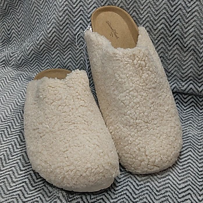 New With Tags. Universal Thread Faux Sherpa Clogs / Slippers Women's Size 11. Soft. Contoured Footbed For Added Support. Brand New Condition Smoke Free Home Winter Closed Toe Clogs With Textured Footbed, Indoor Synthetic Clogs With Round Toe, Cozy Slip-on Clogs With Textured Footbed, Comfortable Winter Clogs With Textured Footbed, Cream Slippers With Cushioned Footbed And Round Toe, Comfortable Clogs With Textured Footbed For Winter, Comfortable Synthetic Mules With Round Toe, Winter Beige Closed Toe Clogs, Winter Clogs With Textured Footbed And Round Toe