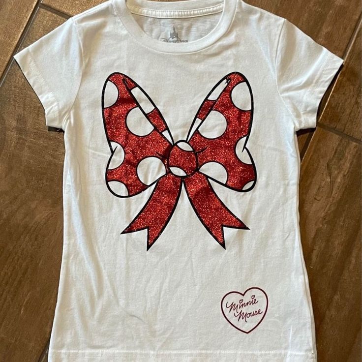 New Minnie Mouse T-Shirt ~ Without Original Tags! Size Medium Girls (Youth) Glitter Bow On Front With Minnie's Autograph Within A Heart In The Same Glitter Paint!! Minnie Mouse Girl, Glitter Paint, Glitter Bow, Disney Shirts, A Heart, Autograph, Kids Shirts, Minnie Mouse, Shirts Tops