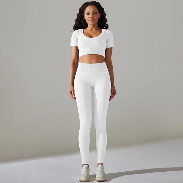 White Peak Seamless Set Fitted White Activewear For Gym, White Fitted Activewear For Gym, Fitted Athleisure Activewear In Seamless Fabric, Fitted Seamless Athleisure Activewear, White Seamless Stretch Activewear, Sporty Compression Activewear With Seamless Design, Sporty Seamless Medium Support Activewear, Sporty Compression Seamless Activewear, Compression Seamless Sportswear