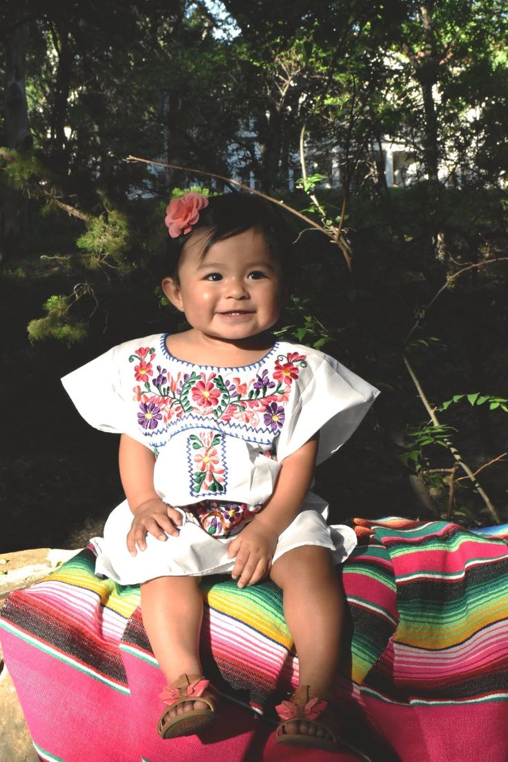 Mexican Baby Photoshoot, White And Mexican Babies, Mexican Family Pictures, Alien Pics, Mexican Baby Girl, Mexican Clothes, Mexican Theme Party, Hispanic Babies, Mexican Babies