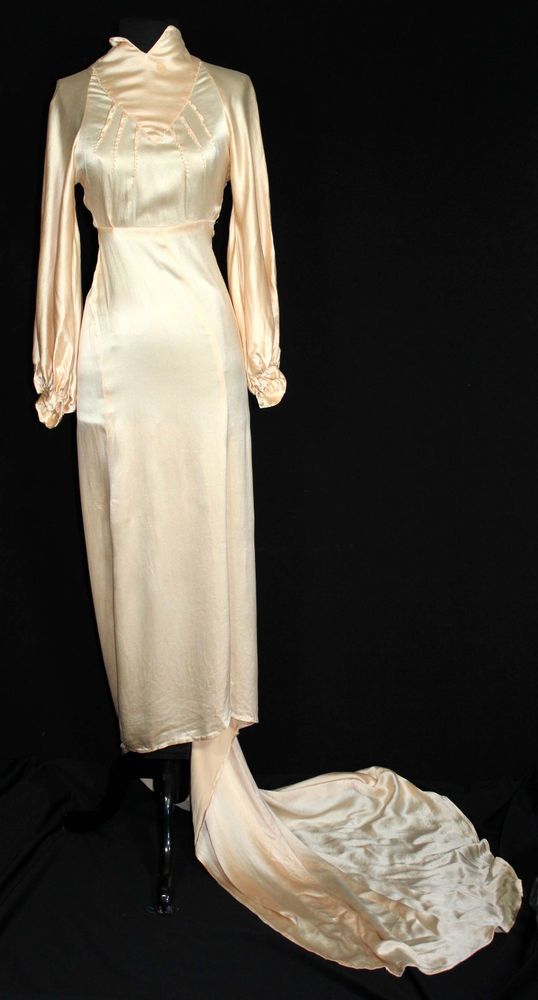 EXCEPTIONAL RARE VINTAGE 1930'S LONG PEACH SILK SATIN WEDDING GOWN SIZE 2 Cream Satin Floor-length Evening Dress, Vintage Cream Satin Gown, Vintage Satin Dress For Wedding Night, Cream Silk Gown For Wedding Night, Vintage Silk Gown For Formal Occasions, Vintage Wedding Gown With Bias Cut, Elegant Cream Gown For Vintage Events, Silk Full-length Gown With Bias Cut, Full Length Bias Cut Gown For Wedding