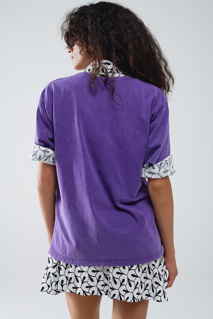 Introducing our Purple Relaxed T-Shirt With Manhattan Text– a statement piece that effortlessly combines comfort and style. Made in Italy, this oversized t-shirt features a relaxed fit and short sleeves, offering a laid-back yet chic look for everyday wear. The vintage black hue adds a touch of retro charm, while the graphic text proudly showcases "Manhattan Upper West Side New York."  This t-shirt, crafted with care in Italy, boasts a crew neckline for a classic touch. Its versatile design allows you to pair it effortlessly with jeans or skirts, creating a casual and stylish ensemble suitable for various occasions.  Made from 100% cotton, this t-shirt ensures a soft and comfortable feel against your skin, making it a go-to choice for all-day comfort. This shirt comes in size U, which mean Relaxed Short Sleeve T-shirt With Screen Print, Oversized Purple T-shirt For Summer, Trendy Crew Neck Short Sleeve Loungewear Top, Trendy Crew Neck Short Sleeve Top For Loungewear, Relaxed Graphic Print Short Sleeve T-shirt, Relaxed Style Short Sleeve T-shirt With Screen Print, Relaxed Short Sleeve Tops With Screen Print, Relaxed Letter Print Top For Streetwear, Relaxed Graphic Print Top For Streetwear