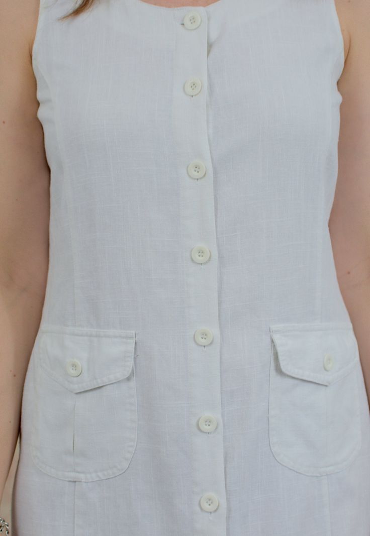 "AUNT GERTRUDE PRESENTS - vintage white sleeveless dress - button up down - 2 pockets - materials: 40% linen, 40% polyester, 20% viscose CONDITION (1-10 ❶❷❸❹❺❻❼❽❾ Great condition. SIZE/MEASUREMENTS size from label: no label best fits: M bust: 37 inches (94 cm) waist: 34,5 inches (88 cm) hips: 40 inches (102 cm) length: 48 inches (122 cm) The model is 5'9\" (174 cm), measures 35-27-38 (90-69-96 cm) and wears size M" Classic Sleeveless Dress With Pockets, Button-up Linen Dress For Summer, Summer Linen Dress With Button Closure For Vacation, Summer Linen Button-up Dress, Classic Summer Dresses With Pockets, Sleeveless Linen Dress With Button Closure, Sleeveless Summer Dresses With Buttoned Pockets, White Linen Spring Dress With Pockets, Casual Button-up Linen Dress With Pockets