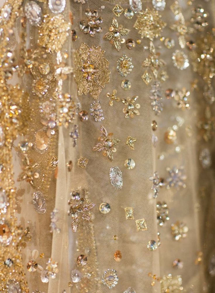 Heaven is for Real — It's Elie Saab's Spring Summer 2017 Haute Couture Collection Lizzie Hearts, Elie Saab Spring, Taylor Swift Fearless, Gold Aesthetic, 背景 シンプル, Princess Aesthetic, Taylor Swift Album, Yellow Aesthetic, Beige Aesthetic