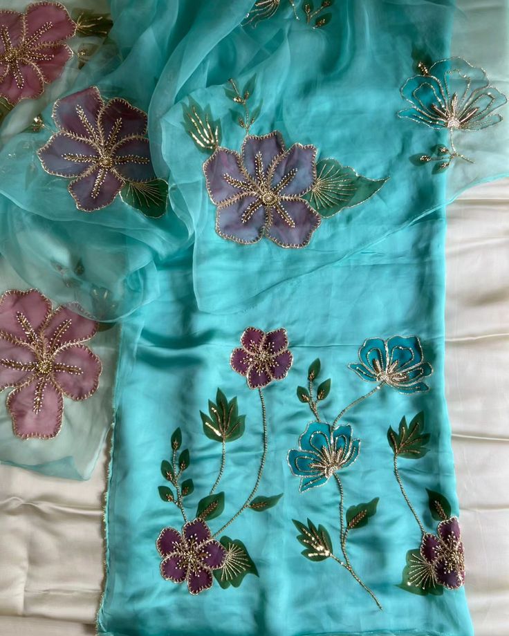 Chandni 🌸 Hibiscus florals handpainted on a sea blue tissue satin kurta. Accompanied by a pure silk organza dupatta and plain tissue satin bottom. Kurta and dupatta are adorned with sequins, pearls, cutdana, pitta and zari work makes this ensemble the epitome of regal allure. Fabric and colors can be customised. . . . Shop now @inaayatbyaastha . . . #inaayatbyaastha #handpaintedsuit #handpaintedclothing #handpaintedsuitsanddupattas #festivecollection #indianwear #floralsuit #bridalwear #i... Satin Kurta, Fabric Colour Painting, Acrylic Painting Diy, Hand Painted Clothing, Handmade Embroidery Designs, Fashion Design Dress, Organza Dupatta, Silk Organza, Flower Embroidery Designs