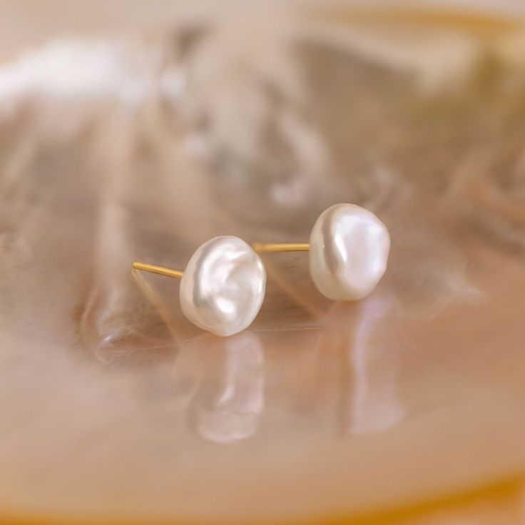 Exquisite in simplicity, our Freshwater Pearl Studs add a touch of refined charm to any occasion. Ideal for formal events or as a heartfelt Mother's Day surprise, these pearl earrings exude timeless elegance for every moment 🤍✨ SKU: RR-ER472 Product Details Material: High Quality Solid 925 Sterling Silver Finish: 18K Gold ∙ Sterling Silver Featuring Freshwater Pearl Stud Earrings, Pearls ranging from ~9-11mm Sold as a Pair Featured Styles Part of our Pearl Collection Model showcases an elegant, Elegant Pearl Button Earrings For Wedding, Timeless Gold Pearl Earrings For Wedding, Timeless Round Pearl Earrings As Gift, White Pearl Button Earrings For Wedding, Gold Pearl Earrings For Wedding, Classic White Pearl Earrings For Everyday Elegance, Classic Pearl Earrings For Everyday Elegance, Timeless Bridal Earrings As Gift, Timeless Bridal Earrings For Gift