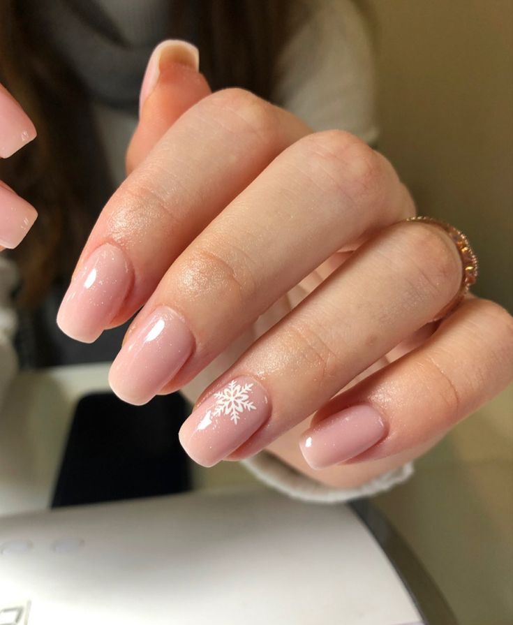 Nails Short Winter Simple, Winter Nail Inspo 2023 Short, Winter Nails Shellac Short, Simple Christmas Nails No Design, Winter Nails Light Colors, Short Christmas Nails Snowflake, Basic Nails Christmas, Xmas Nails Short Square, Short Gel Nail Christmas Designs Simple