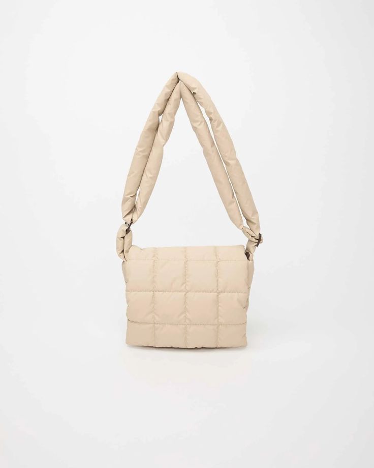 Vee Collective Porter Messenger Bag in Sand available at Barbara Katz Evening Jewelry, Easy Organization, Crossbody Clutch, Cold Weather Accessories, Earring Sale, Modern Aesthetic, Small Leather Goods, Handbag Accessories, Jewelry Sales